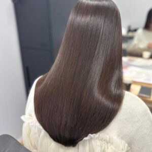 ● うねり・広がり・パサつきが気になる方へ 当店の髪質改善ストレートは、ただ真っ直ぐにする施術ではありません。 髪の履歴・ダメージレベル・癖の強さを見極め、必要な部分にだけアプローチすることで、自然で扱いやすい質感へ導きます。 ●