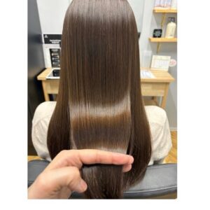 まだまだ湿気が多いこの季節、朝しっかりセットしても時間が経つと広がる、うねる、まとまらない…そんなお悩みはありませんか？ enの髪質改善ストレートは、髪の状態に合わせて薬剤を選定し、自然なまとまりと扱いやすさを目指します。